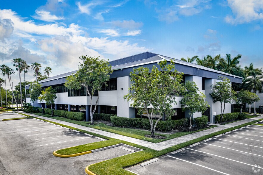 5300 NW 33rd Ave, Fort Lauderdale, FL à louer - Photo du bâtiment - Image 3 de 7