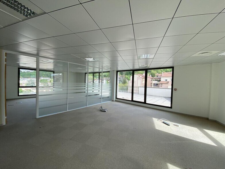 Office in Lyon for lease - Building Photo - Image 2 of 19