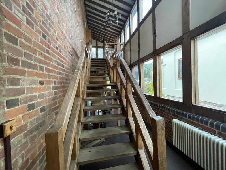 4 Hillside Rd, Aldershot for lease - Interior Photo - Image 1 of 7