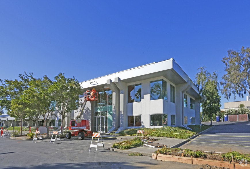 240 E Hacienda Ave, Campbell, CA for lease - Primary Photo - Image 1 of 4
