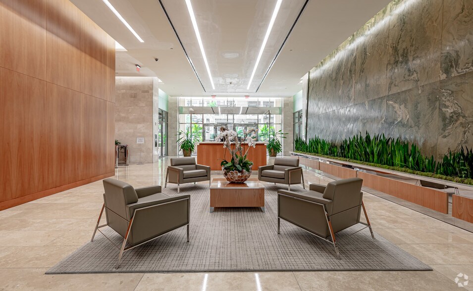 525 Okeechobee Blvd, West Palm Beach, FL à louer - Hall d’entrée - Image 3 de 12