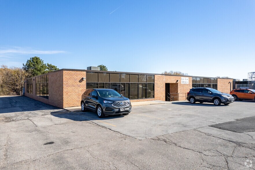 2435 S 130th Cir, Omaha, NE à louer - Photo du bâtiment - Image 1 de 7