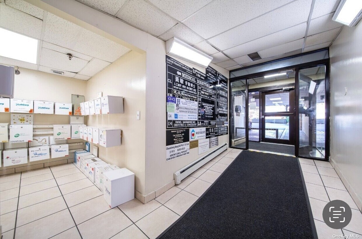 8708 Justice Ave, Elmhurst, NY 11373 - Unité CB -  - Photo intérieure - Image 1 of 6