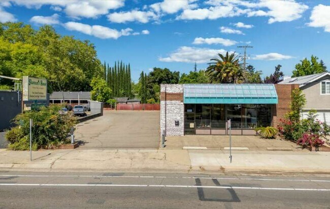 Plus de détails pour 3168 Riverside Blvd, Sacramento, CA - Commerce de détail à vendre