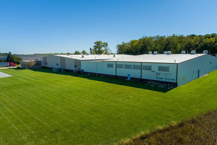 130 W Harvest Rd, Bluffton, IN à louer - Photo du bâtiment - Image 2 de 8