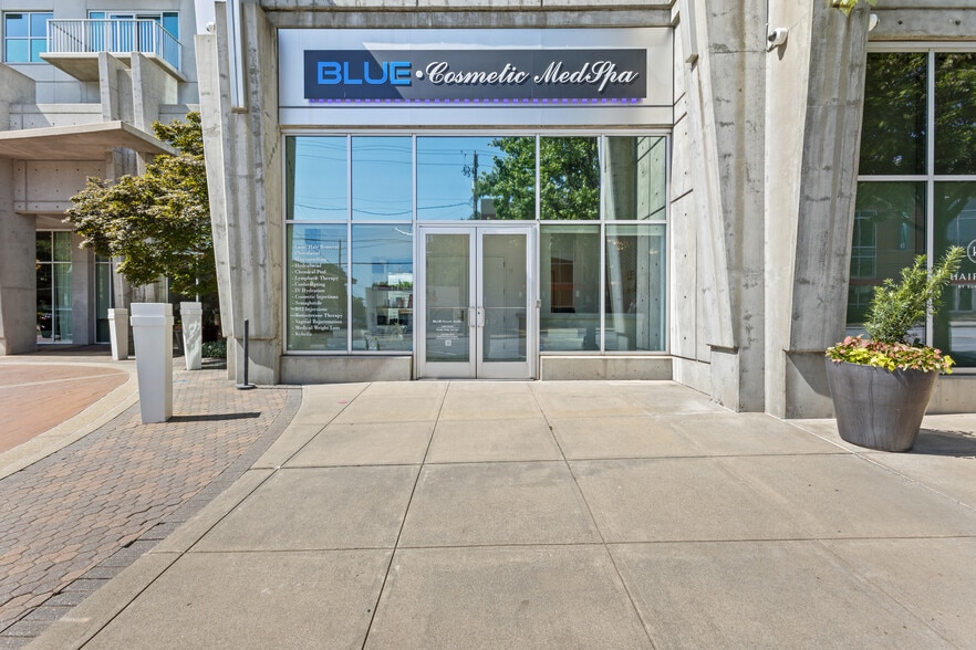 250 Pharr Rd NE, Atlanta, GA à louer - Photo du bâtiment - Image 1 de 30