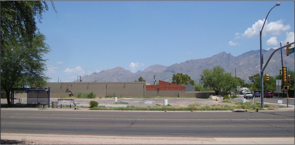 3635 E Fort Lowell Rd, Tucson, AZ à vendre - Photo du bâtiment - Image 3 de 15