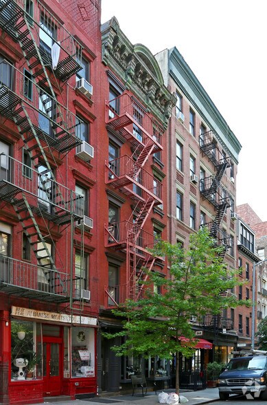 236 Elizabeth St, New York, NY à vendre - Photo du bâtiment - Image 1 de 4