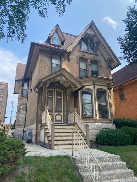 East Side of Milwaukee Portfolio portfolio of 5 properties for sale on LoopNet.ca - Building Photo - Image 3 of 21