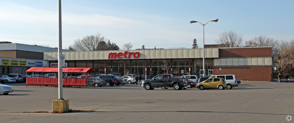 200 John St W, Oshawa, ON for lease - Building Photo - Image 3 of 12