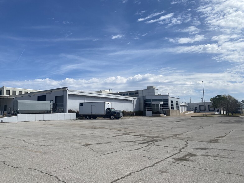 6201 E 43rd St, Tulsa, OK for lease - Building Photo - Image 3 of 12