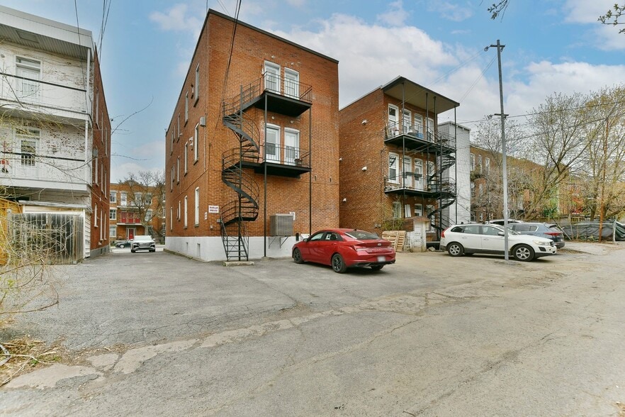 8234-8242 Rue St-Denis, Montréal, QC à vendre - Photo du bâtiment - Image 2 de 17