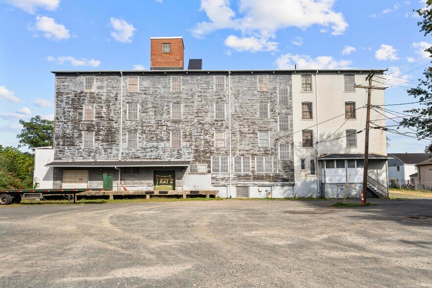 Clark St Industrial Portfolio portefeuille de 3 propriétés à vendre sur LoopNet.ca - Photo du bâtiment - Image 2 de 16
