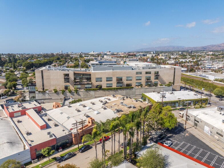 2223-2229 S Carmelina Ave, Los Angeles, CA for lease - Building Photo - Image 1 of 16