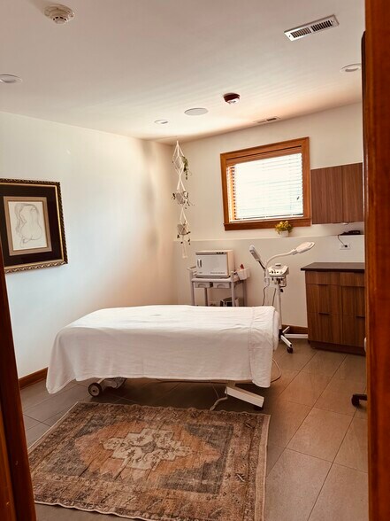 145-147 S Northwest Hwy, Park Ridge, IL à louer - Photo du bâtiment - Image 3 de 8