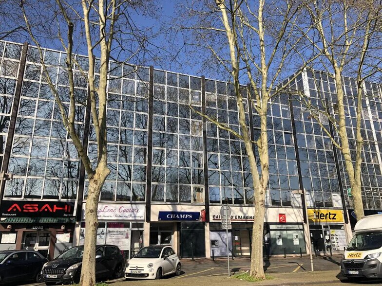 Retail in Évry-Courcouronnes for lease - Building Photo - Image 2 of 10