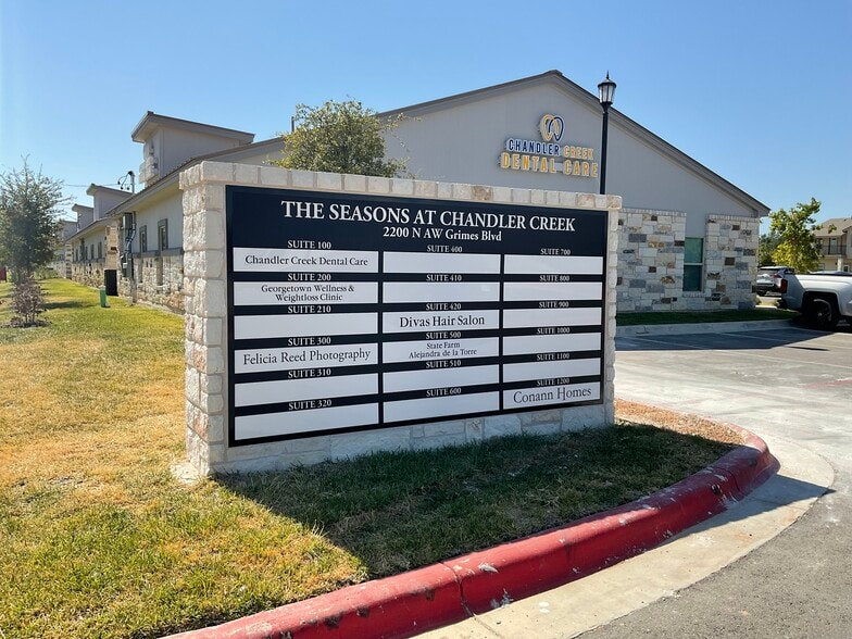 2200 N A W Grimes Blvd, Round Rock, TX à vendre - Photo du bâtiment - Image 2 de 6