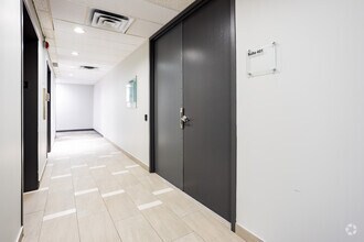 5920 & 5940 Macleod Trl SW, Calgary, AB à louer Photo intérieure- Image 1 de 25