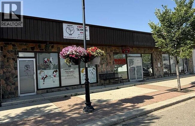 Plus de détails pour 223 6th St, Rocky View No 44, AB - Commerce de détail à vendre