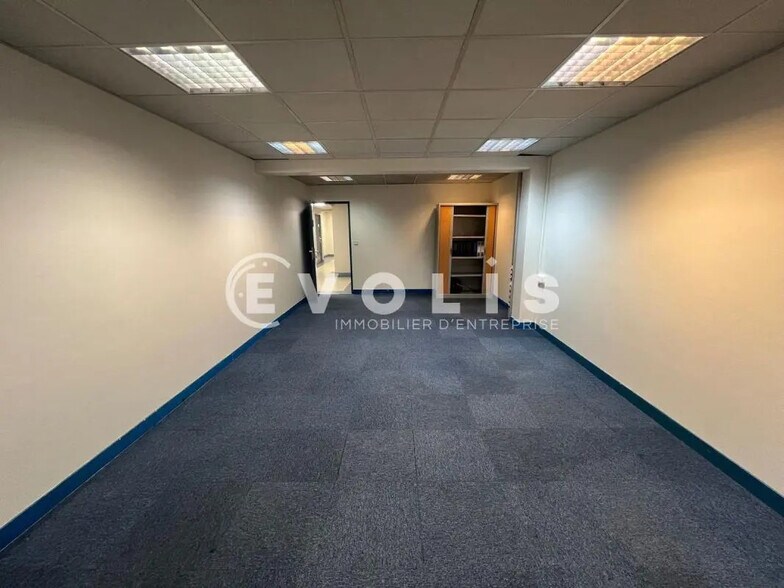 Flex in Croissy-Beaubourg for lease - Interior Photo - Image 3 of 11