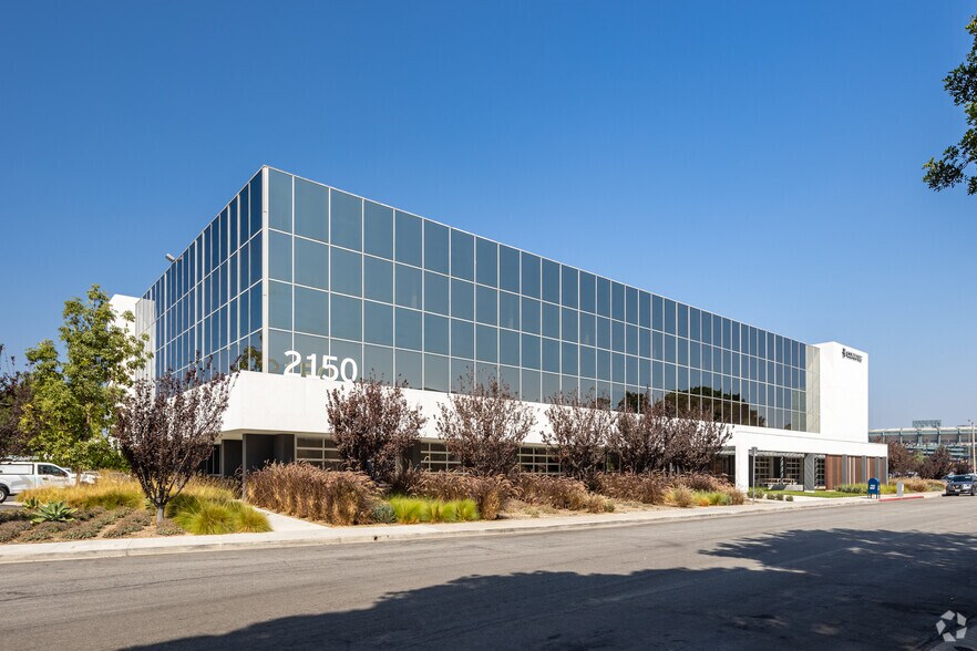 2150 Towne Centre Pl, Anaheim, CA à louer - Photo du bâtiment - Image 3 de 24