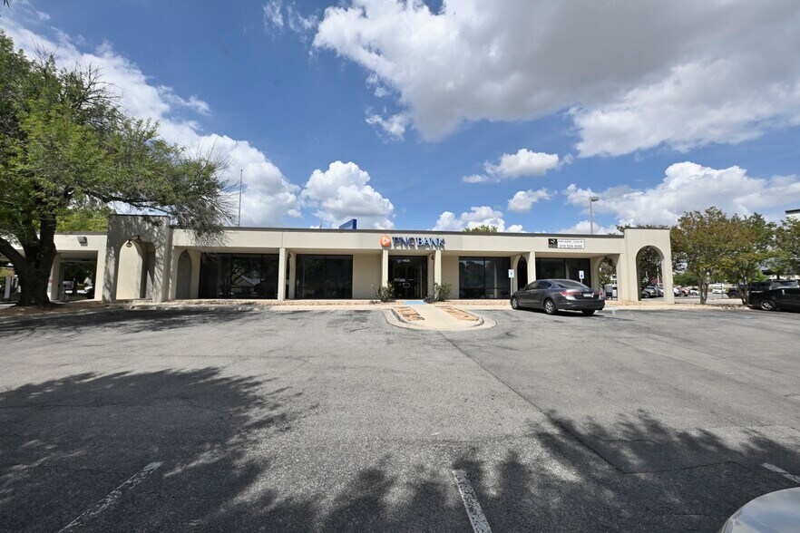 4625 Centerview Dr, San Antonio, TX à vendre - Photo du bâtiment - Image 2 de 11