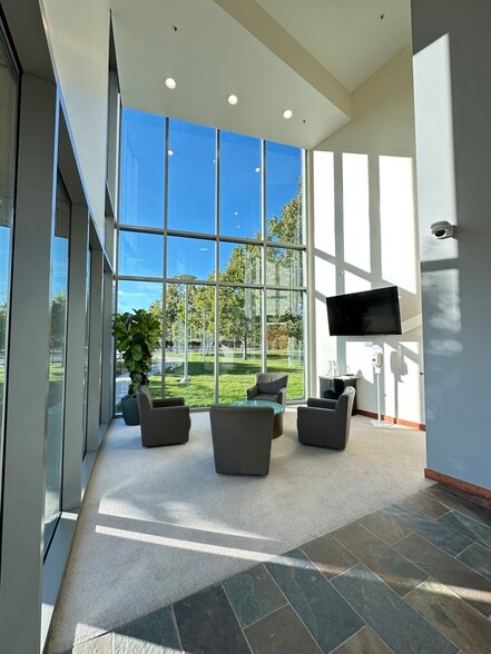 1399 Shoreway Rd, Belmont, CA for lease - Lobby - Image 2 of 13