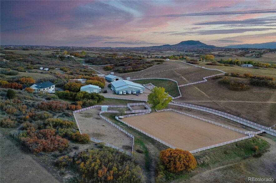 810 N Perry Park Rd, Sedalia, CO à vendre - Photo du bâtiment - Image 2 de 12