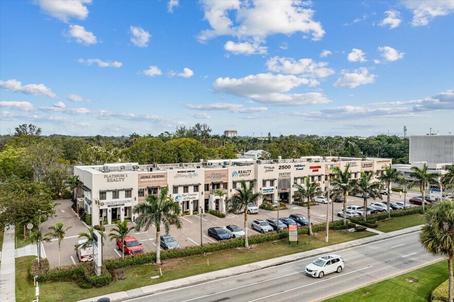 2500 Tamiami Trl N, Naples, FL à louer - Photo du bâtiment - Image 1 de 17