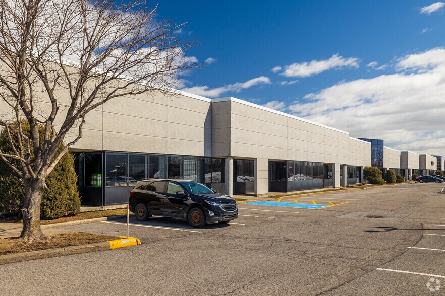 699 Rue Gougeon, Saint-Laurent, QC à louer - Photo du bâtiment - Image 3 de 5