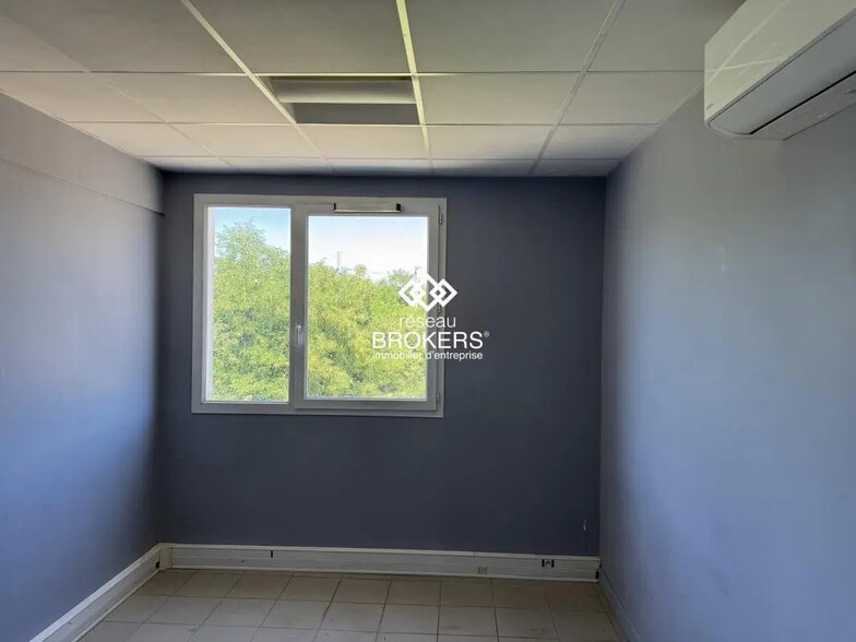 Flex in Brignais for lease - Interior Photo - Image 3 of 5