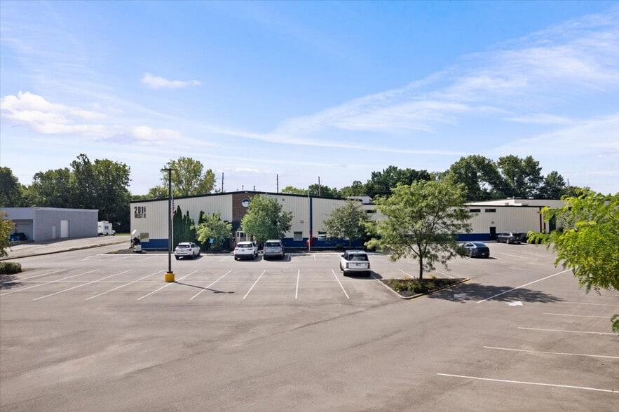 201 W Carmel Dr, Carmel, IN for lease - Primary Photo - Image 1 of 35