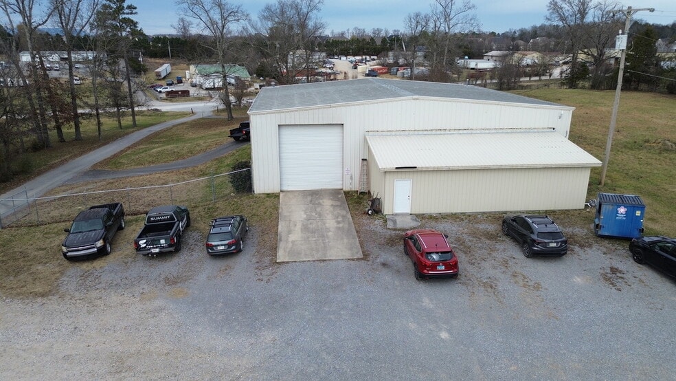 185 Industrial Dr, Chickamauga, GA for lease - Building Photo - Image 3 of 30
