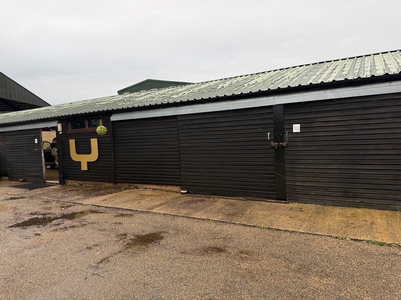 Unit 16 Charlwood Place, Norwood Hill Rd, Horley for lease - Building Photo - Image 2 of 3