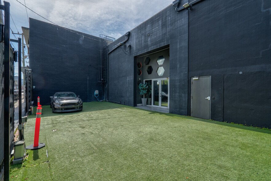 2048 NW Miami Ct, Miami, FL à louer - Photo du bâtiment - Image 3 de 54