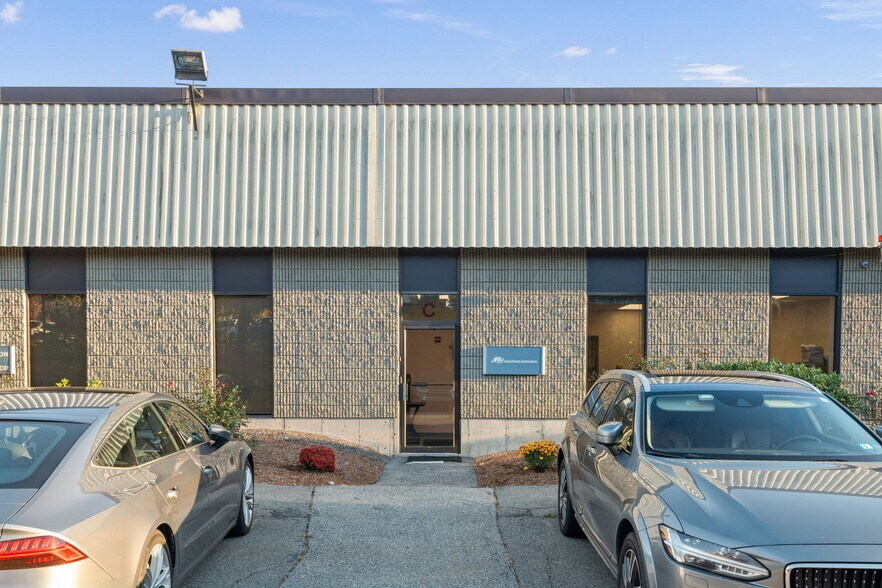 10 Manor Pky, Salem, NH à vendre - Photo du bâtiment - Image 2 de 10