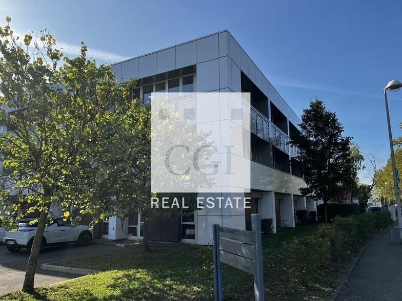 2-4 Rue Du Colonnel Chambonnet, Bron for lease - Building Photo - Image 1 of 7