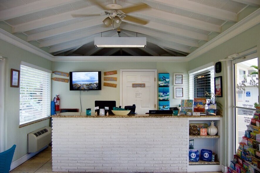 345 Hamden Dr, Clearwater, FL à vendre - Photo du bâtiment - Image 2 de 8