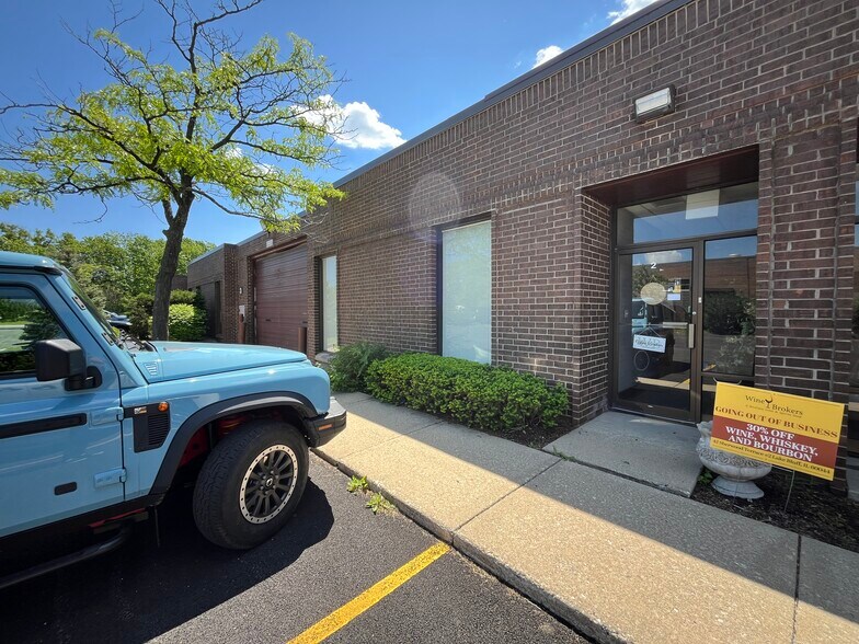 910 Sherwood Dr, Lake Bluff, IL à louer - Photo du bâtiment - Image 2 de 7