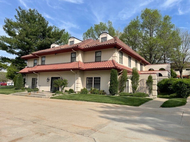 1007 E St. Maartens Dr, Saint Joseph, MO à vendre - Photo du bâtiment - Image 1 de 2
