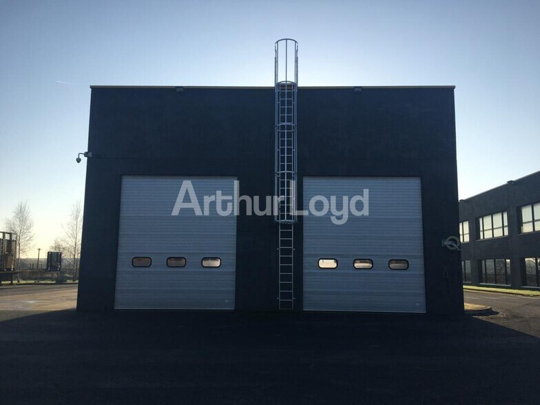 Industrial in Carvin for lease - Building Photo - Image 3 of 5