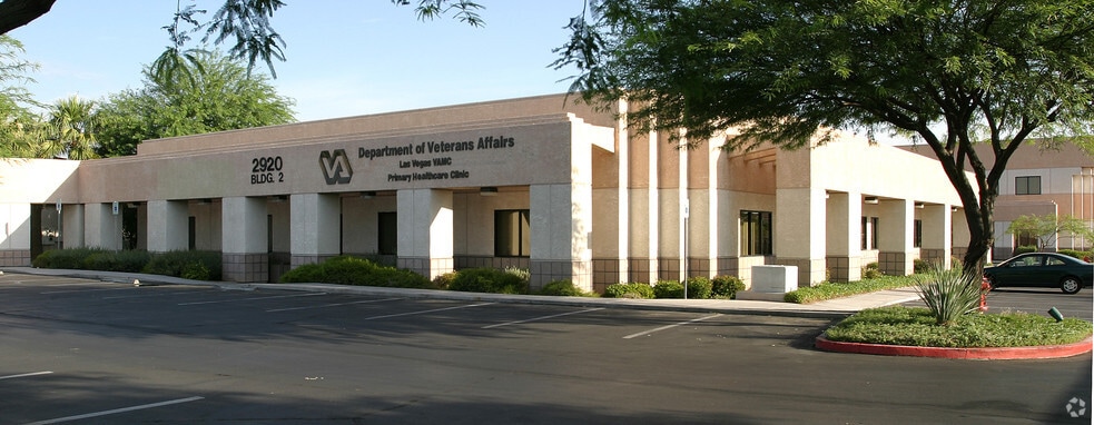 2920 N Green Valley Pky, Henderson, NV à louer - Photo du bâtiment - Image 3 de 13