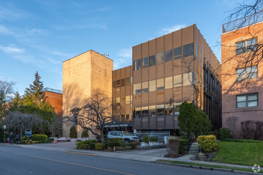 29 Barstow Rd, Great Neck, NY à louer - Photo du bâtiment - Image 2 de 6