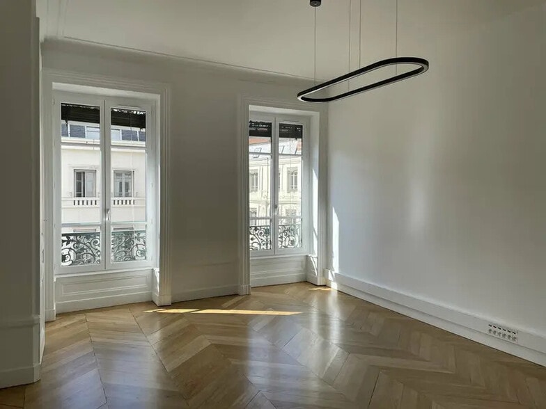 Office in Lyon for lease - Building Photo - Image 2 of 11