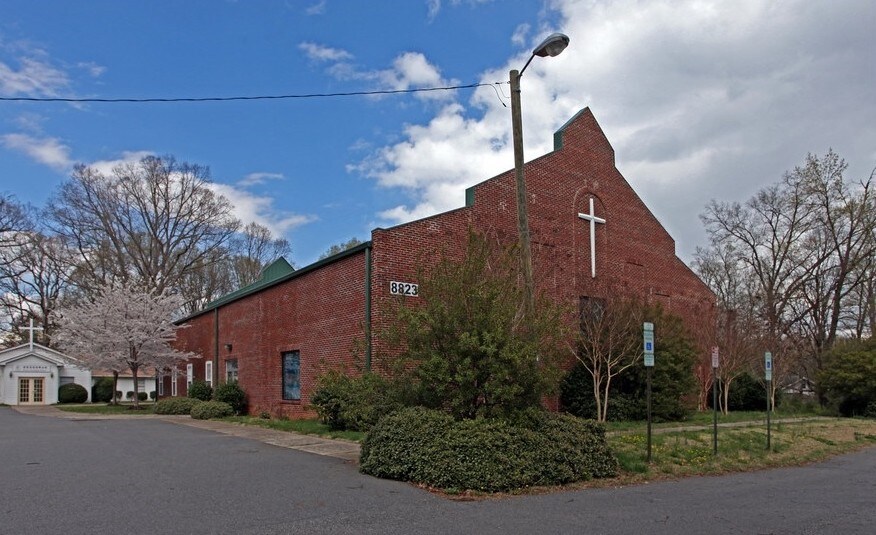 5338 Hollirose Dr, Charlotte, NC à louer Photo du bâtiment- Image 1 de 4
