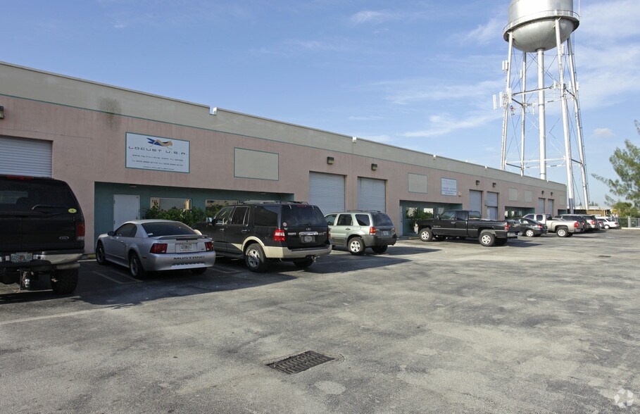 8300-8376 NW 74th Ave, Medley, FL à louer - Photo du bâtiment - Image 2 de 9