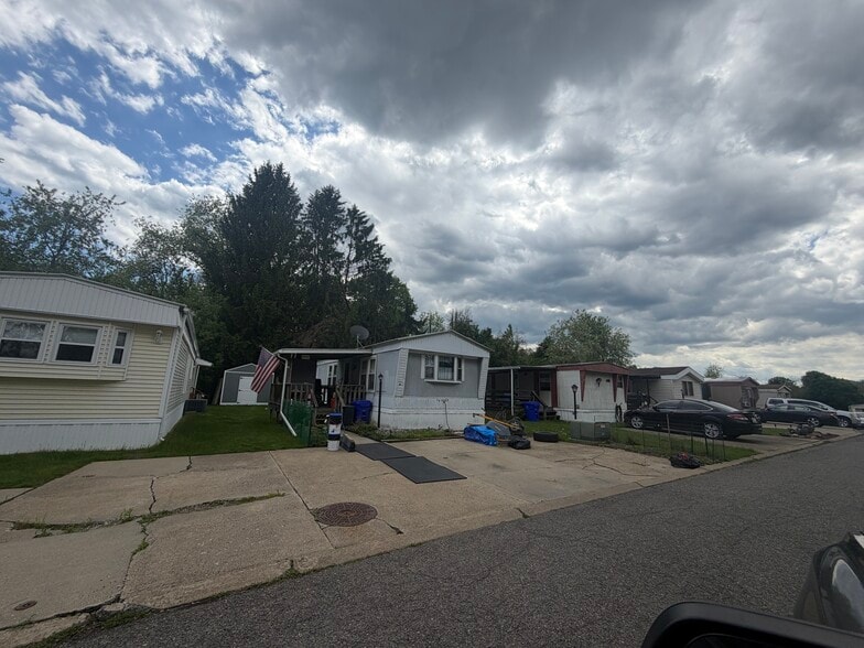 1-21 Dinardo Mnr, Imperial, PA for sale - Building Photo - Image 2 of 8
