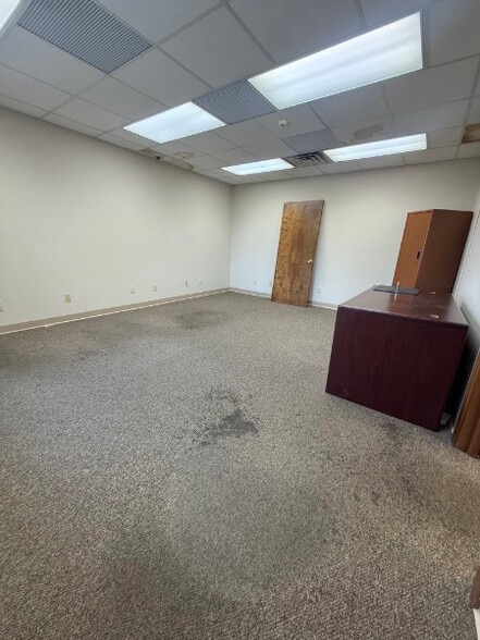 601 6th Ave, Huntington, WV for sale - Interior Photo - Image 3 of 11