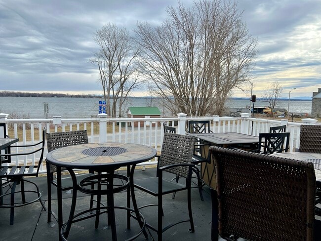 Plus de détails pour 216 Lake St, Rouses Point, NY - Commerce de détail à vendre