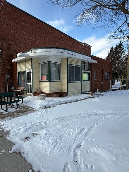 108 E Bellevue St, Leslie, MI for sale - Primary Photo - Image 1 of 22